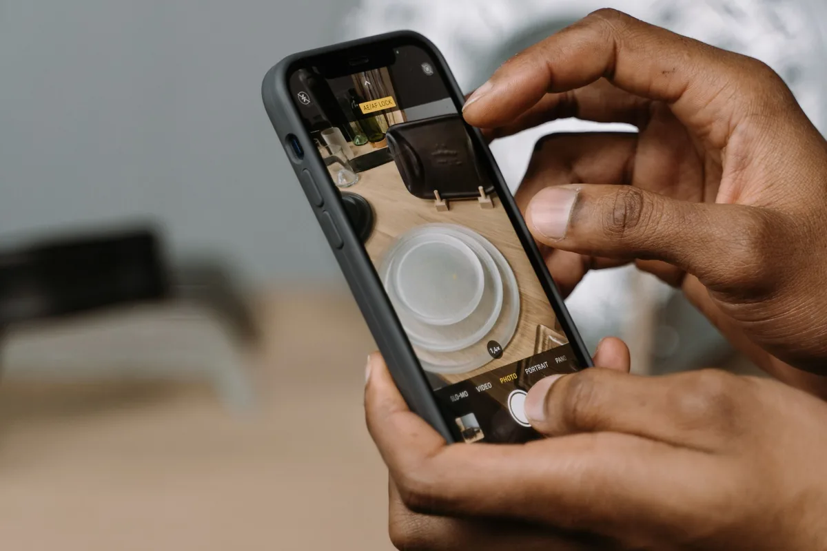 Nahaufnahme zweier H&auml;nde, die ein Smartphone halten und bedienen