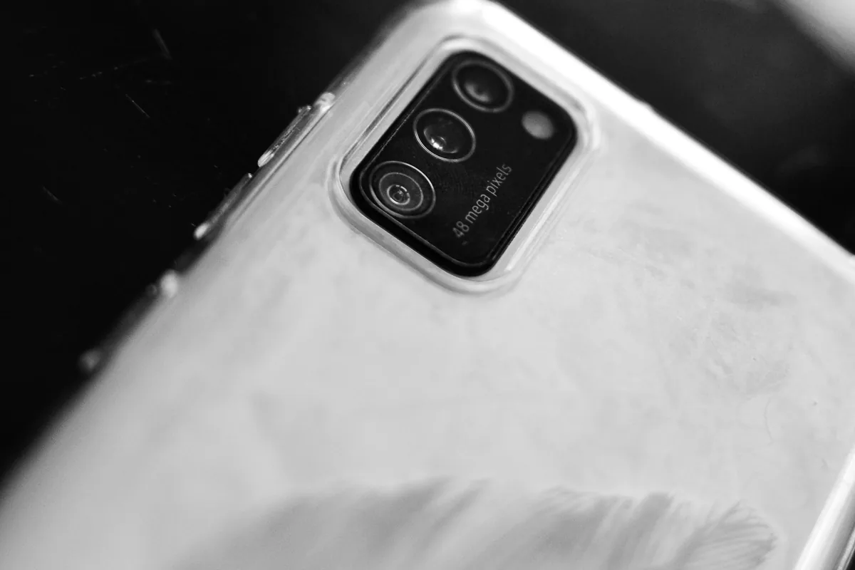 R&uuml;ckseite eines Smartphones in Schwarzwei&szlig;, ruhige Aufnahme ohne erkennbare Marke